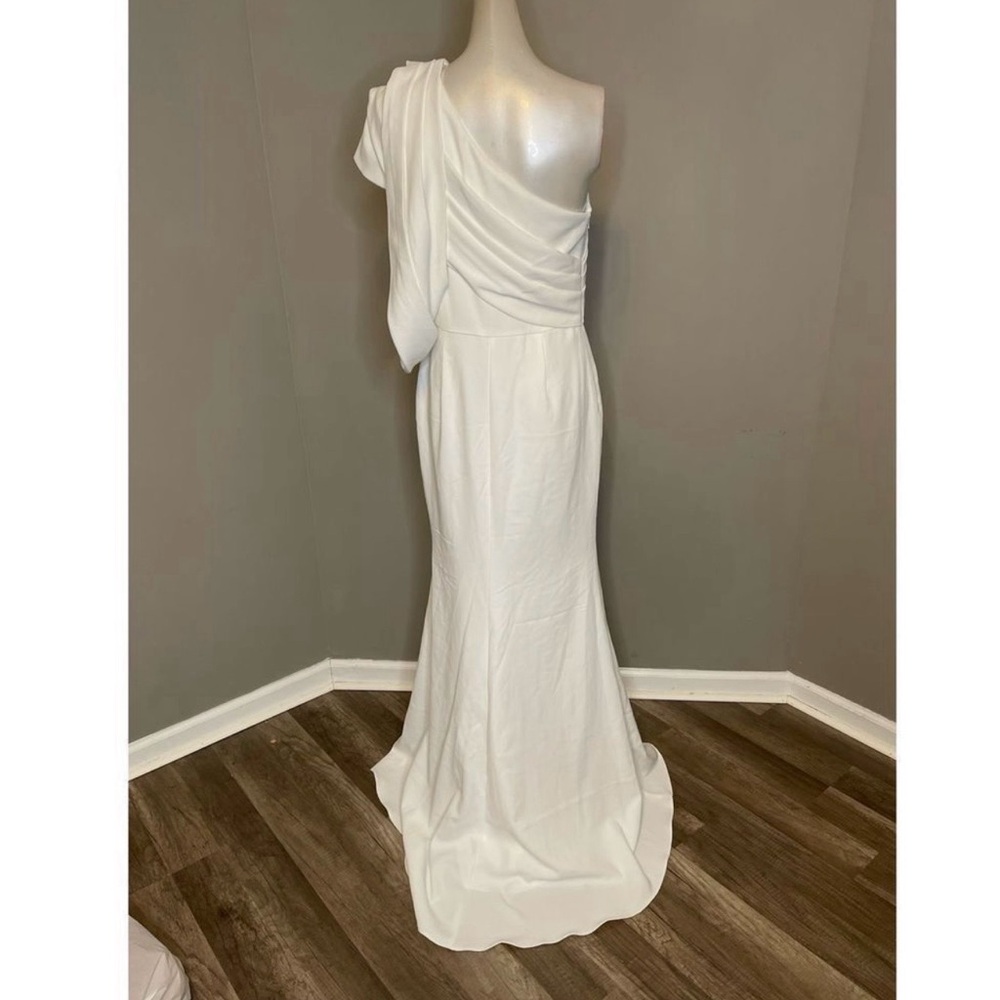 BADGLEY MISCHKA Asymmetrical One-Shoulder Gown